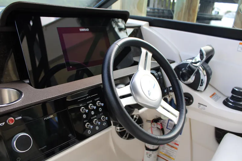 Slide: The Image of Sea Ray 29' - Helm - 2