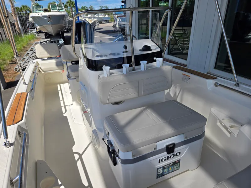 Slide: The Image of Boston Whaler 170 Montauk 2026 - 10