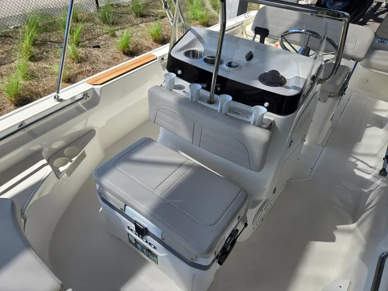Slide: The Image of Boston Whaler 170 Montauk 2026 - 11