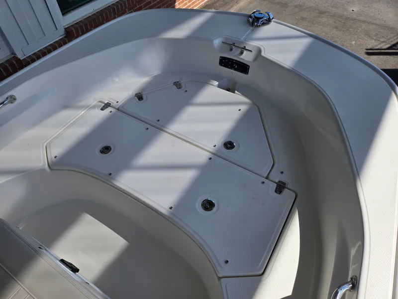 Slide: The Image of Boston Whaler 170 Montauk 2026 - 12