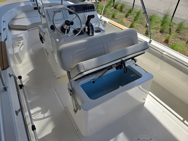 Slide: The Image of Boston Whaler 170 Montauk 2026 - 6