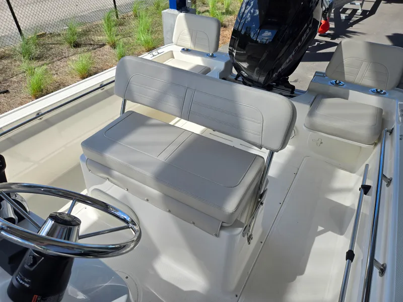 Slide: The Image of Boston Whaler 170 Montauk 2026 - 7