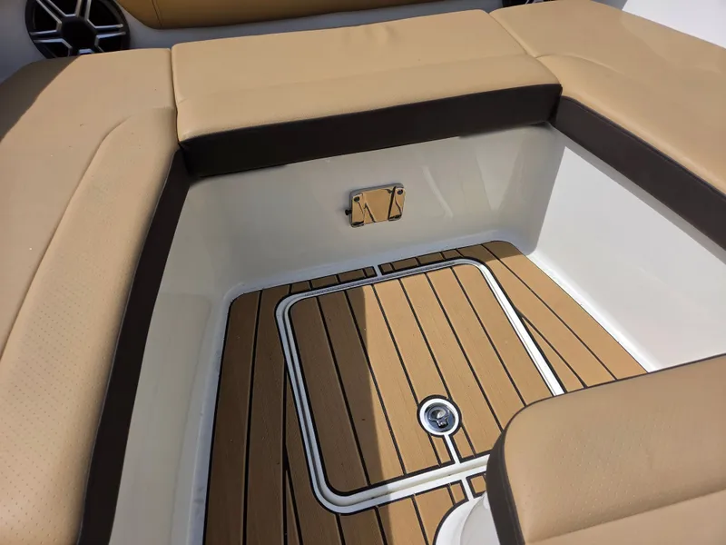 Slide: The Image of Sea Ray SDX 270 Outboard 2026 - 33