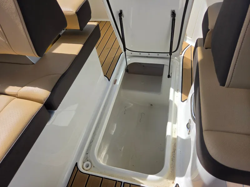Slide: The Image of Sea Ray SDX 270 Outboard 2026 - 13