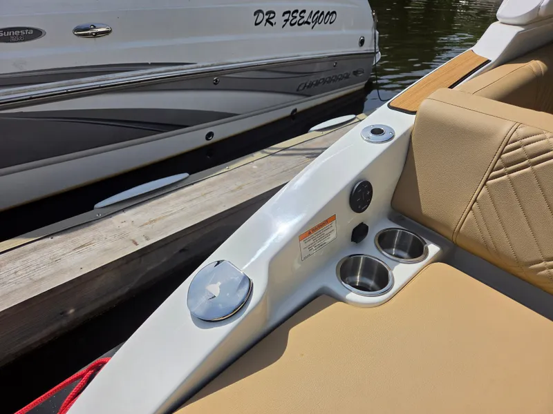 Slide: The Image of Sea Ray SDX 270 Outboard 2026 - 6