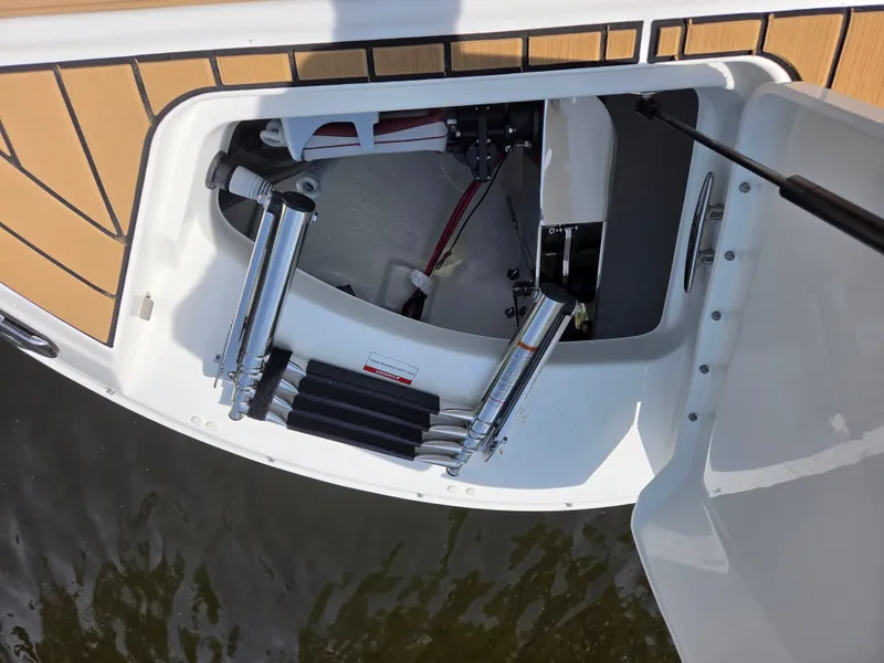 Slide: The Image of Sea Ray SDX 270 Outboard 2026 - 35