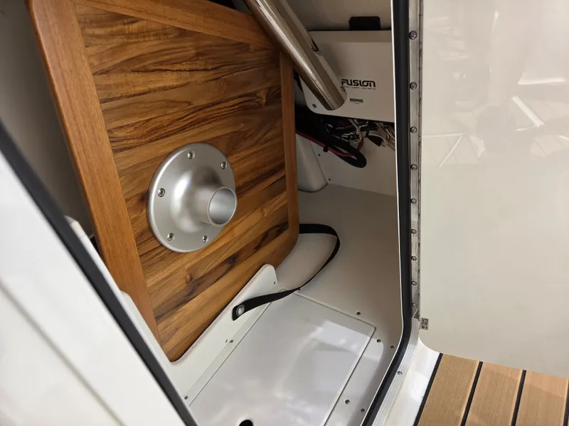 Slide: The Image of Sea Ray SDX 270 Outboard 2026 - 28