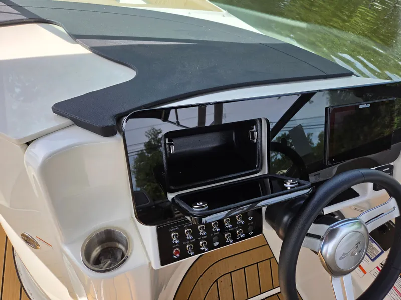 Slide: The Image of Sea Ray SDX 270 Outboard 2026 - 21