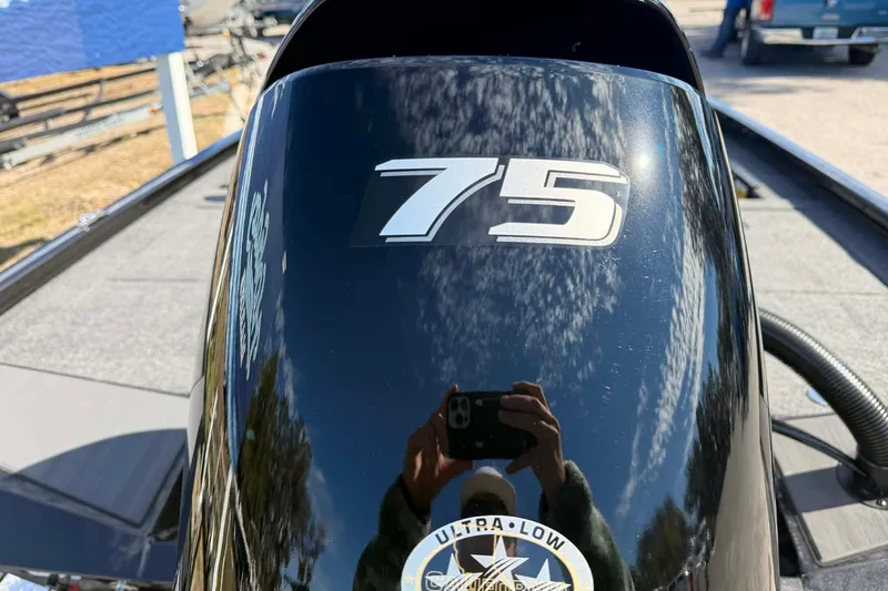 Slide: The Image of Vexus Defender 181, 2026 model, featuring a 75 horsepower engine. - 11