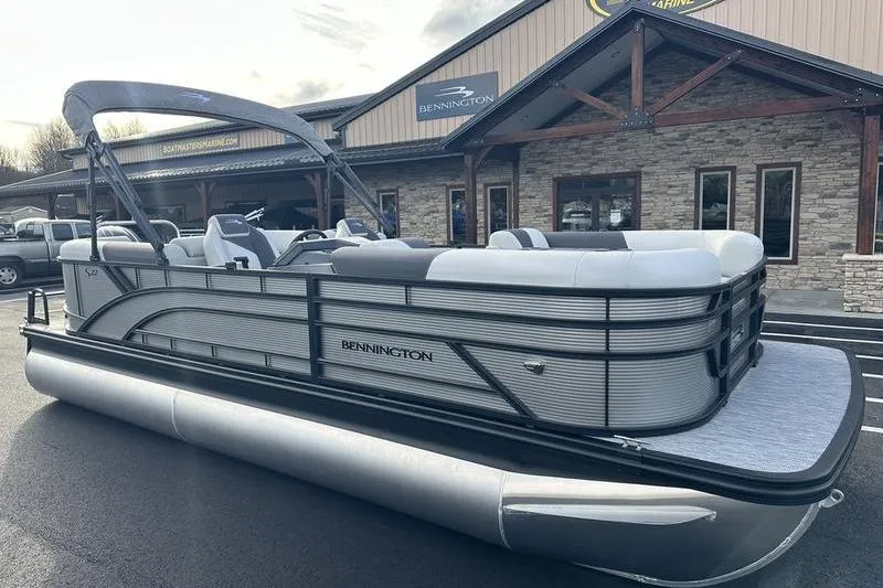 The Image of 2026 Bennington S 22 SSR pontoon boat parked outside dealership. - 0