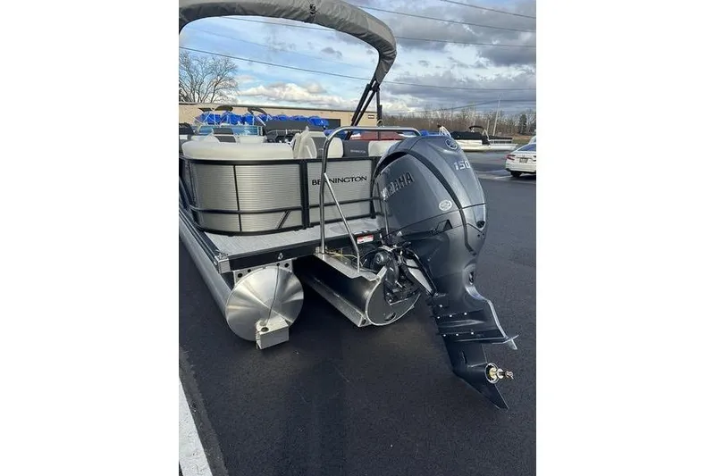 Slide: The Image of 2026 Bennington S 22 SSR pontoon boat with Yamaha outboard motor on display. - 4