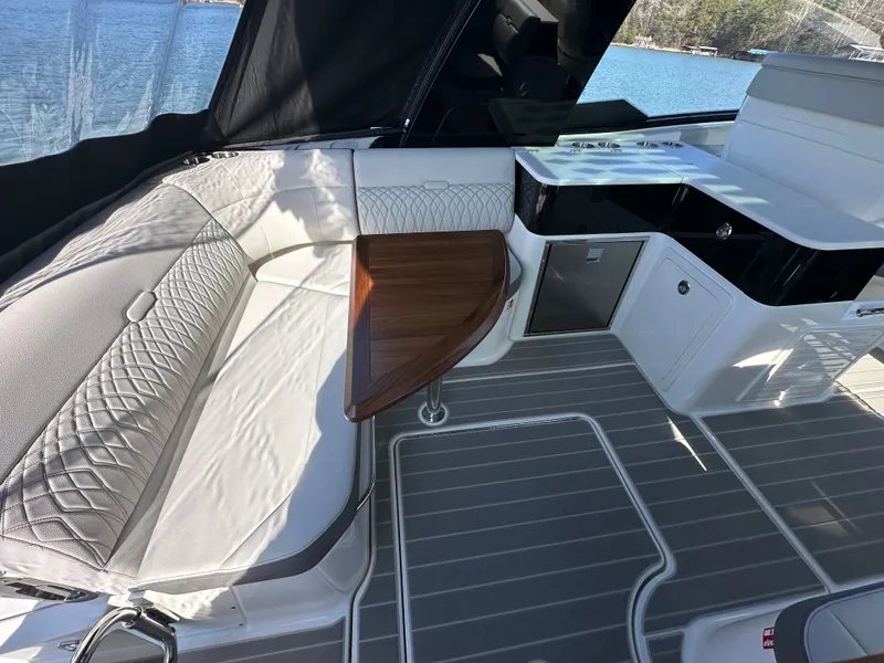 Slide: The Image of Sea Ray Sundancer 370 2026 - 12
