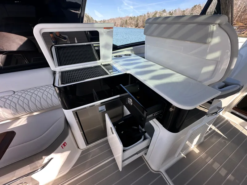 Slide: The Image of Sea Ray Sundancer 370 2026 - 15