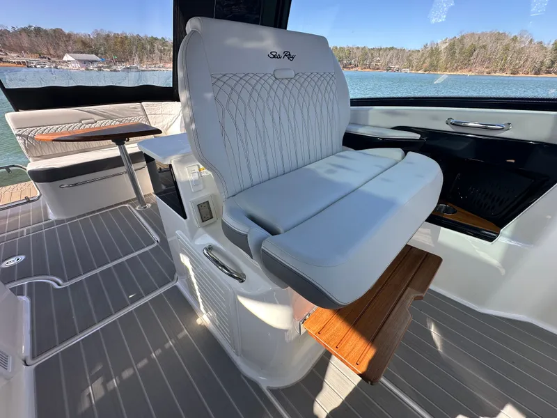 Slide: The Image of Sea Ray Sundancer 370 2026 - 18