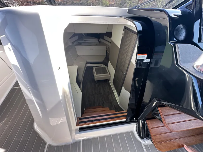 Slide: The Image of Sea Ray Sundancer 370 2026 - 19