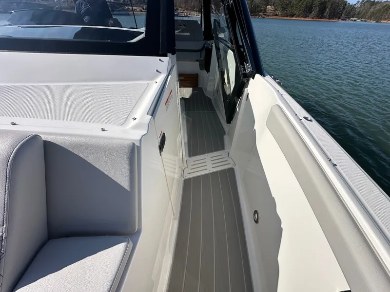 Slide: The Image of Sea Ray Sundancer 370 2026 - 29