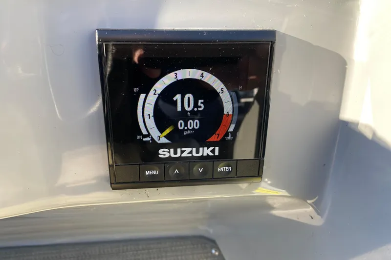Slide: The Image of Suzuki display on 2022 Manitou 25 OASIS RF SHP showing 10.5 ft depth. - 19