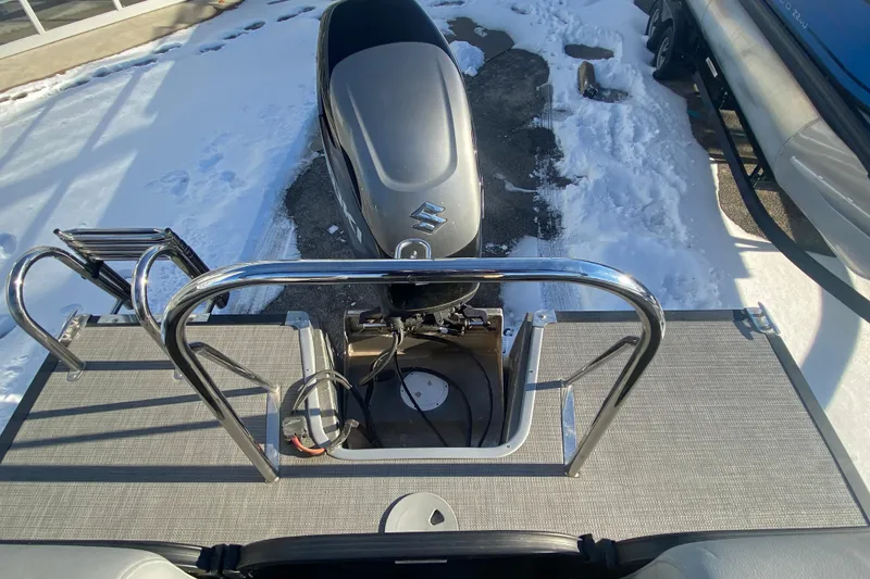 Slide: The Image of 2022 Manitou 25 OASIS RF SHP pontoon boat with Suzuki outboard motor. - 24