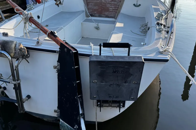Slide: The Image of 1984 O'Day 222 sailboat stern view with rudder and ropes. - 18