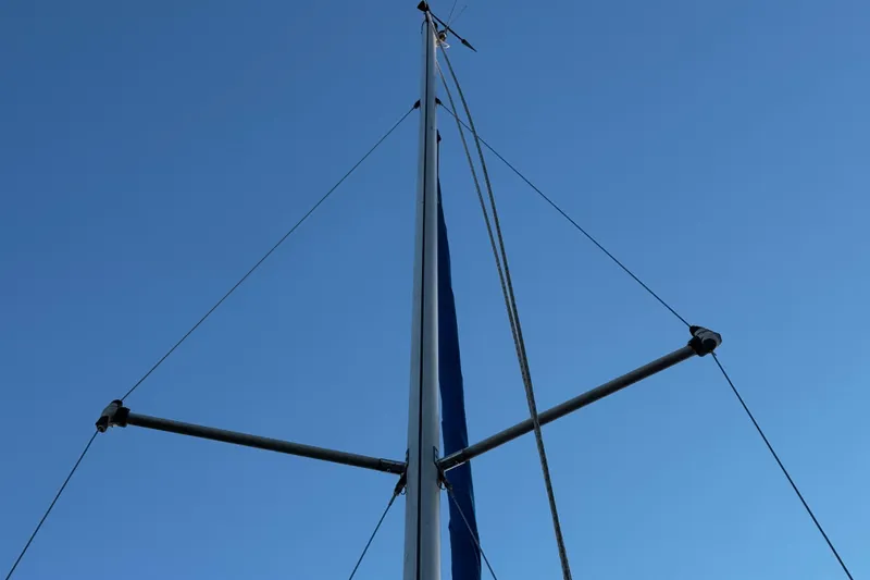 Slide: The Image of Mast of 1984 O'Day 222 sailboat against clear blue sky. - 25