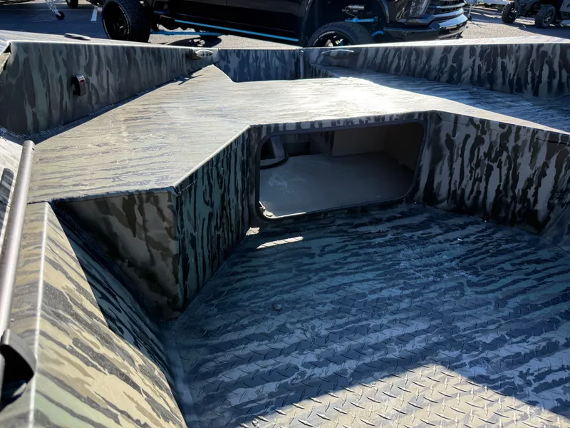 Slide: The Image of Edge Boats 553 DB Sportsman 2026 - 5