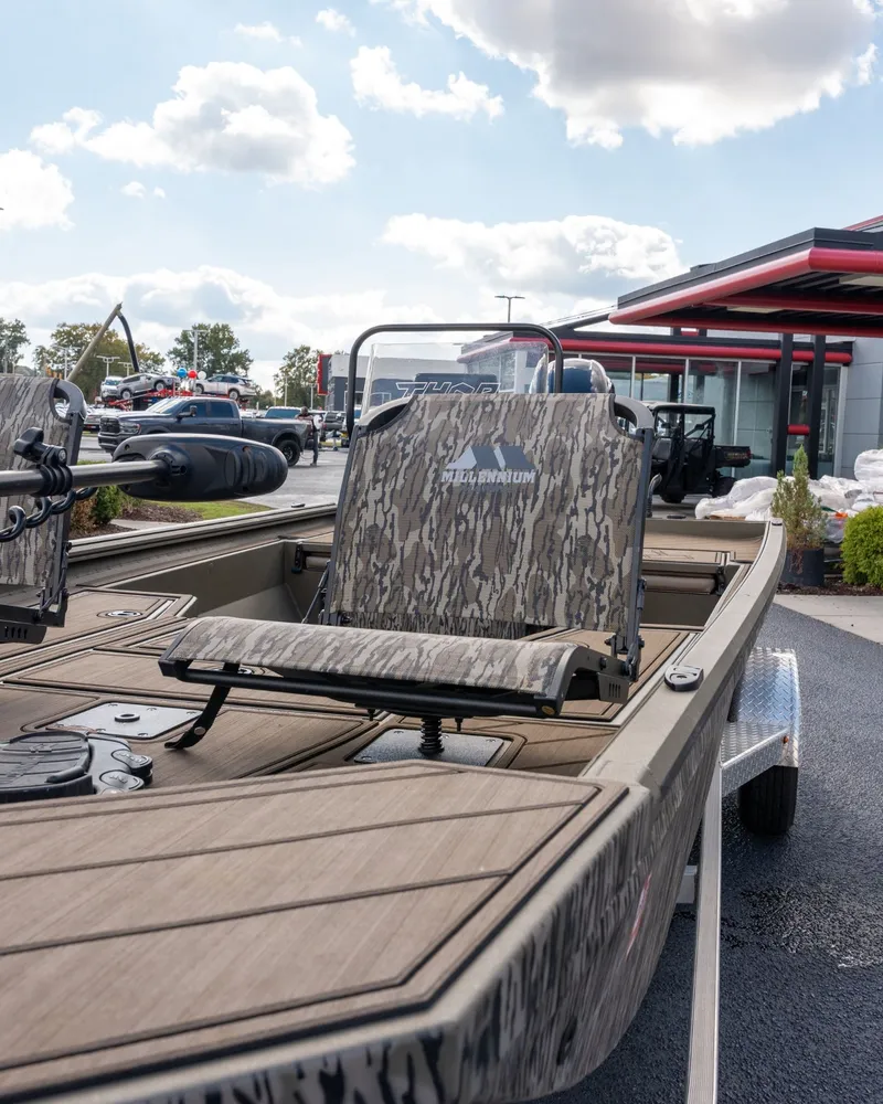 Slide: The Image of Thor Lake Hammer 1900CC 2025 - 25