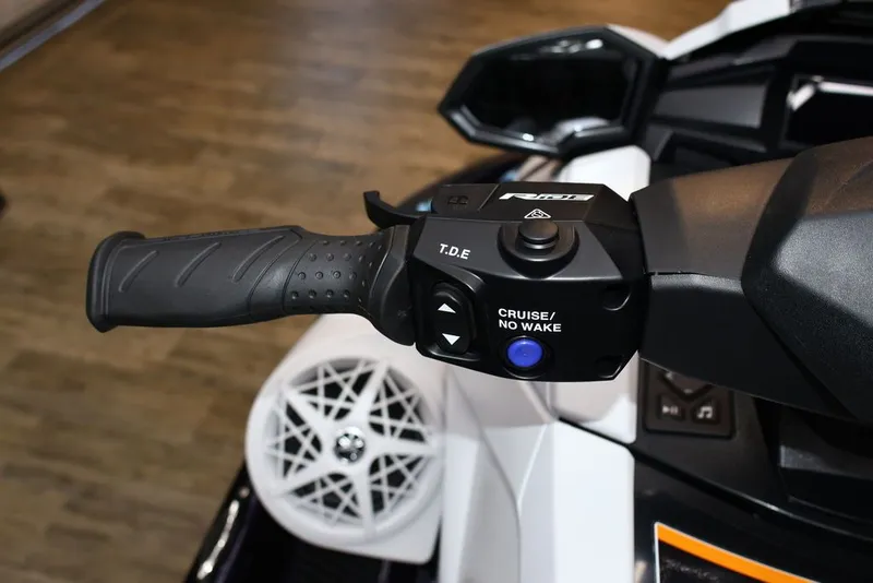 Slide: The Image of Yamaha WaveRunners VX® 2026 handlebar with Cruise/No Wake button. - 13