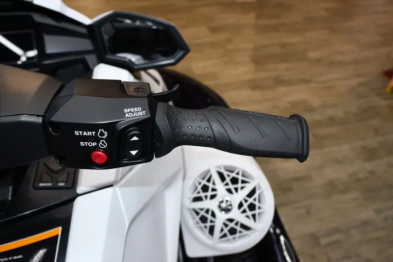 Slide: The Image of Handlebar of 2026 Yamaha WaveRunners VX® with start and stop button. - 14