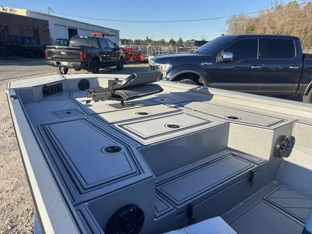 Slide: The Image of Thor 1900 Lake Hammer Center Console Elite 2026 - 10