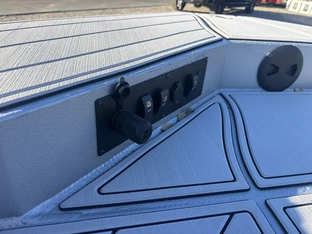 Slide: The Image of Thor 1900 Lake Hammer Center Console Elite 2026 - 30