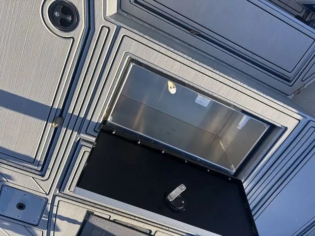 Slide: The Image of Thor 1900 Lake Hammer Center Console Elite 2026 - 35