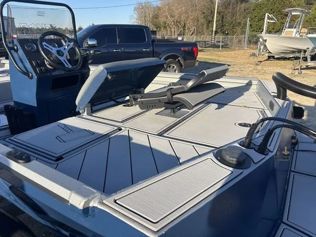 Slide: The Image of Thor 1900 Lake Hammer Center Console Elite 2026 - 6