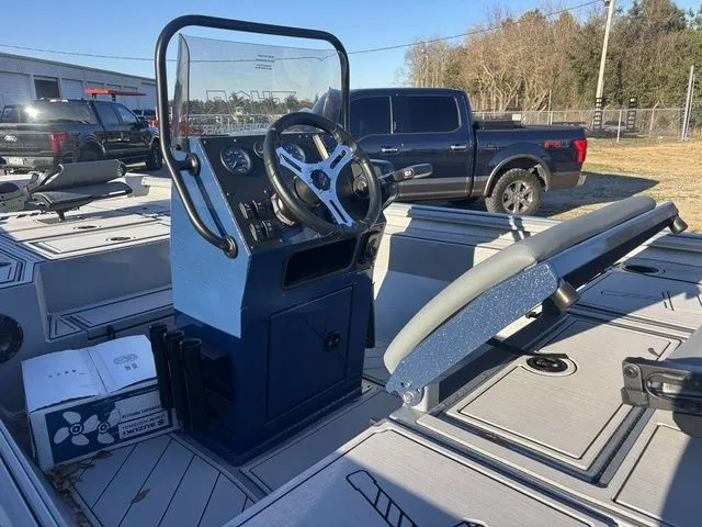 Slide: The Image of Thor 1900 Lake Hammer Center Console Elite 2026 - 9