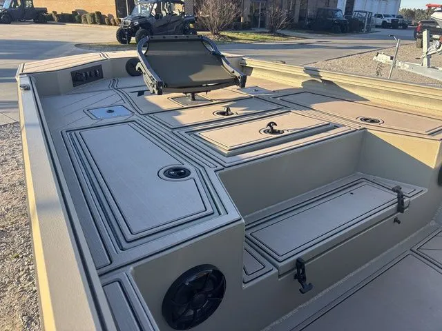 Slide: The Image of Thor 1900 Lake Hammer Center Console Elite 2026 - 14