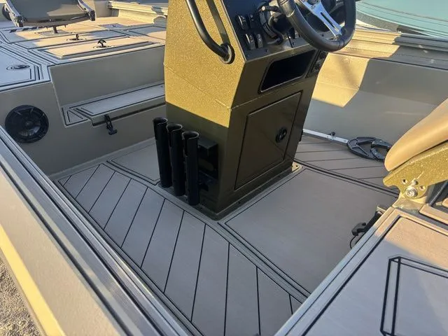 Slide: The Image of Thor 1900 Lake Hammer Center Console Elite 2026 - 15