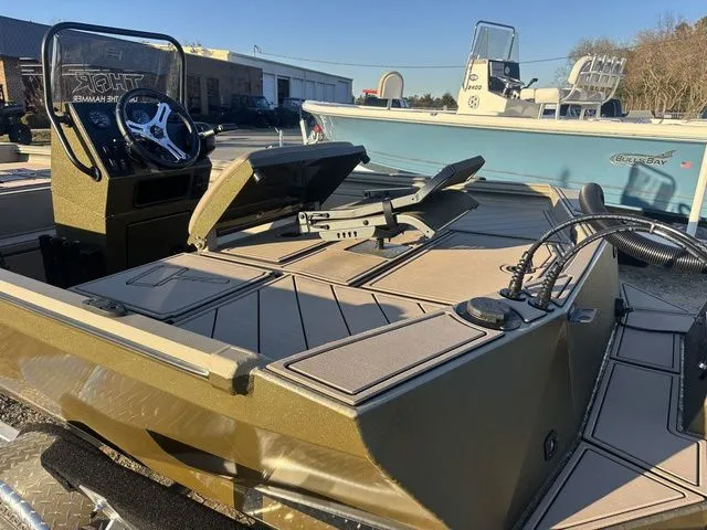 Slide: The Image of Thor 1900 Lake Hammer Center Console Elite 2026 - 16