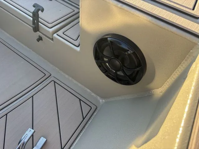 Slide: The Image of Thor 1900 Lake Hammer Center Console Elite 2026 - 20