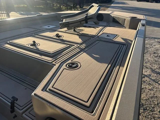 Slide: The Image of Thor 1900 Lake Hammer Center Console Elite 2026 - 21