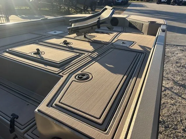 Slide: The Image of Thor 1900 Lake Hammer Center Console Elite 2026 - 22