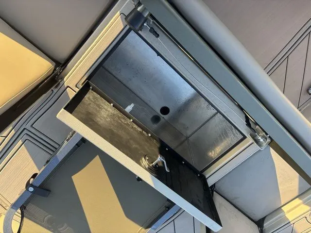 Slide: The Image of Thor 1900 Lake Hammer Center Console Elite 2026 - 28