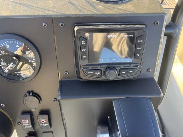 Slide: The Image of Thor 1900 Lake Hammer Center Console Elite 2026 - 34