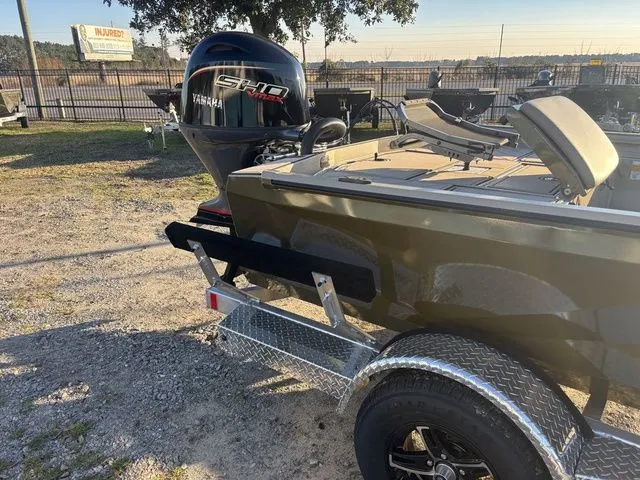 Slide: The Image of Thor 1900 Lake Hammer Center Console Elite 2026 - 6