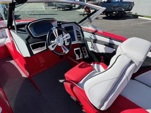 Slide: The Image of MasterCraft X23 2018 - 12