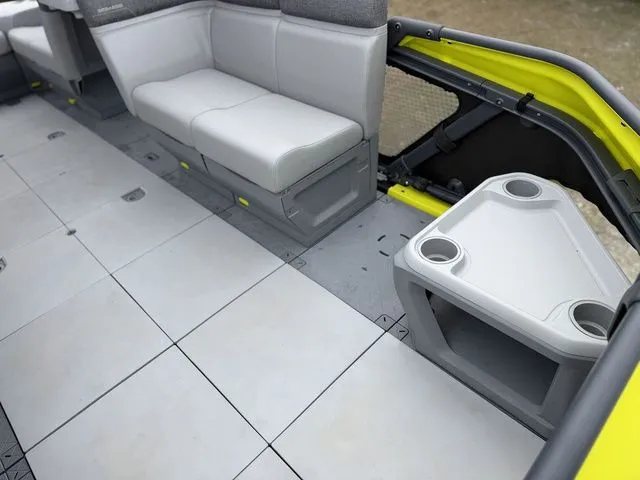 Slide: The Image of Sea-Doo Switch® Cruise 18-230 Hp Galvanized 2023 - 10