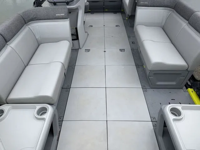 Slide: The Image of Sea-Doo Switch® Cruise 18-230 Hp Galvanized 2023 - 11