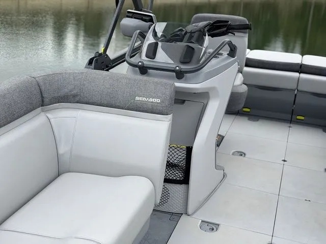 Slide: The Image of Sea-Doo Switch® Cruise 18-230 Hp Galvanized 2023 - 13