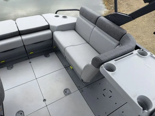 Slide: The Image of Sea-Doo Switch® Cruise 18-230 Hp Galvanized 2023 - 20