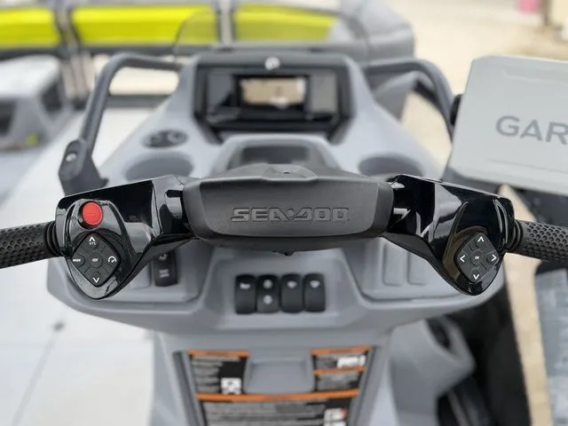 Slide: The Image of Sea-Doo Switch® Cruise 18-230 Hp Galvanized 2023 - 27