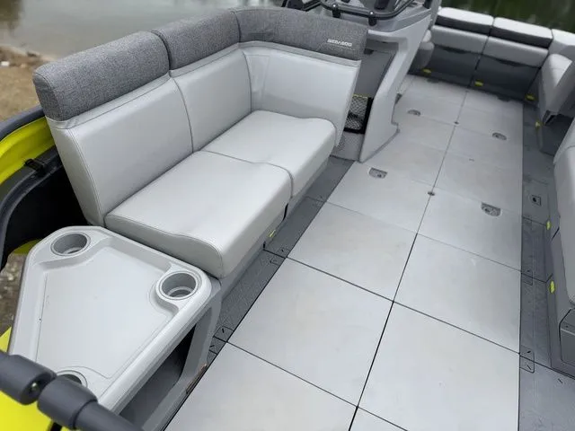 Slide: The Image of Sea-Doo Switch® Cruise 18-230 Hp Galvanized 2023 - 9