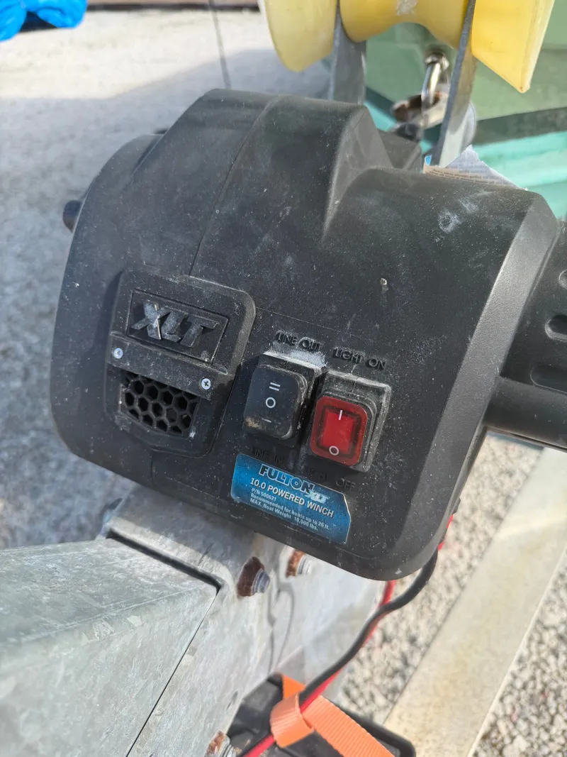 Slide: The Image of Parker Marine 2530 XLT 2014 - 27